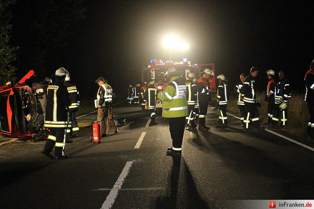Pkw kracht in Baumgruppe und überschlägt sich bei Ödenreuth