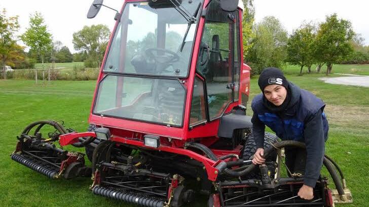 Dominik Anding am Semirough-Mäher: Mit dieser Maschine kann er auf einer Breite von 3,80 Meter das Gras kurz halten. Foto: Anton Then