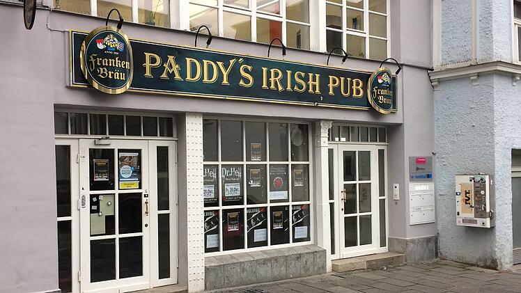 Bald geschlossen: das Irish Pub auf der Mauer Foto: Oliver Schmidt