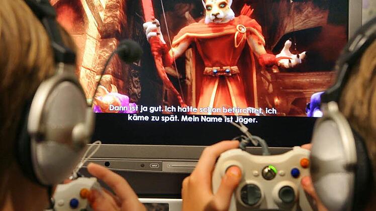 In virtuelle Welten können Kinder und Jugendliche bei Computerspielen abtauchen. Experten raten Eltern, ihren Kindern ein Zeitlimit zu setzen, Spiele im Allgemeinen aber nicht zu verteufeln. Foto: Waltraud Grubitzsch dpa/lbn