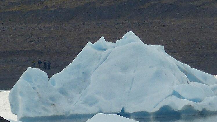 Bei diesem Eisberg handelt es sich um eine abgebrochene Eismasse von Europas gr&ouml;&szlig;tem Gletscher Vatnaj&ouml;kul.  Foto: privat