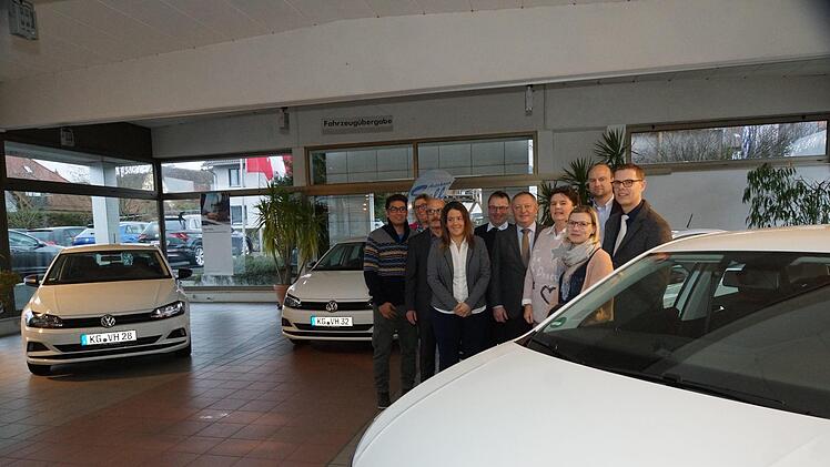 Übergabe der ersten Autos an die Mitarbeiter. Foto: Arkadius Guzy