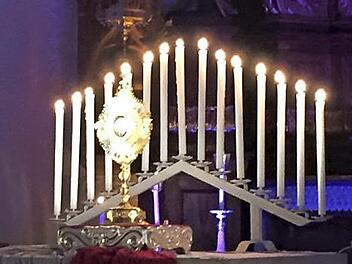 Die Monstranz von Johann Baptist Ritter von Spix vor den Kerzen in der Georgskirche Foto: Peter Schramm