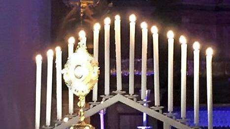 Die Monstranz von Johann Baptist Ritter von Spix vor den Kerzen in der Georgskirche Foto: Peter Schramm