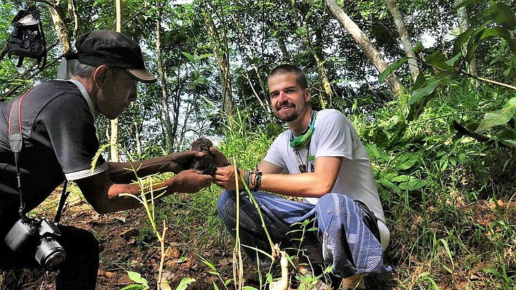 Über 18.000 Bäume haben Project-Wings-Mitarbeiter wie Bastian Keilholz auf Sumatra bereits gepflanzt. Ihre Wiederaufforstungsprojekte sind ein Tropfen auf dem heißen Stein: 75 Prozent des Regenwaldes sind bereits abgeholzt. Project Wings