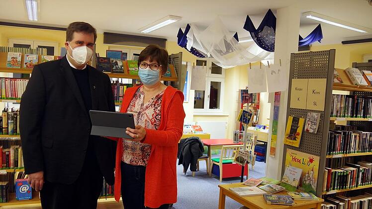 Bücherei-Leiterin Mathilde Grüdl und Dekan Detlef Pötzl freuen sich über die Anschaffung eines neuen Tablets.Heike Schülein