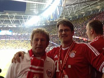Helmut Müller und Frank Müller (von links) erlebten den Bayern-Sieg im Wembley-Stadion. Foto: privat