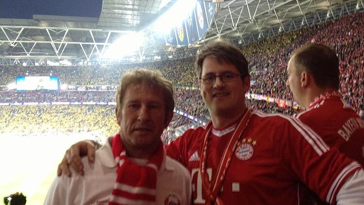 Helmut Müller und Frank Müller (von links) erlebten den Bayern-Sieg im Wembley-Stadion. Foto: privat