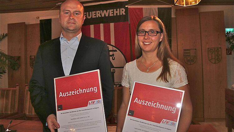 Lob gab es für Betriebe, die ihre Mitarbeiter bei Feuerwehralarm freistellen: Markus Sell (vom gleichnamigen Autohaus) und Karin Ruppert (stellvertretend für die Verwaltung der Lebenshilfe-Werkstatt).