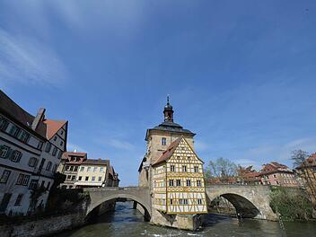 Trend in der Wetterküche? Der tiefblaue Himmel über dem Alten Rathaus spannt sich seit einigen Jahren vor allem im Frühling. Die Sommer waren dagegen zuletzt häufig verregnet.  Foto: RR
