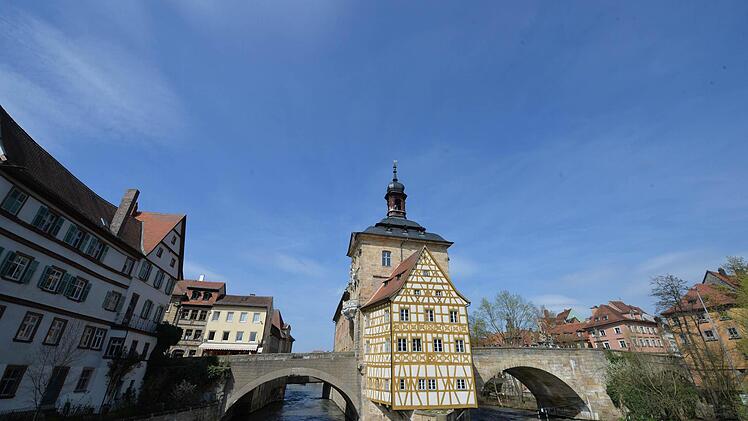 Trend in der Wetterküche? Der tiefblaue Himmel über dem Alten Rathaus spannt sich seit einigen Jahren vor allem im Frühling. Die Sommer waren dagegen zuletzt häufig verregnet.  Foto: RR