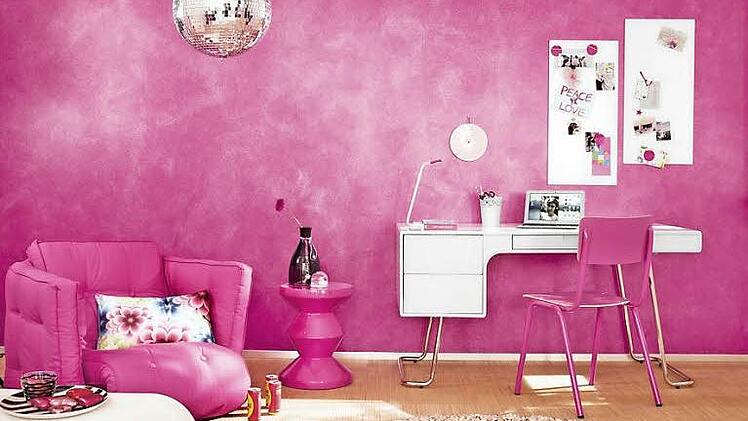 Der Metall-Look lässt sich auch mit beliebigen Trendfarben kombinieren - für eine besonders beeindruckende Raumwirkung. Foto: djd/ Schöner-Wohnen-Farbe