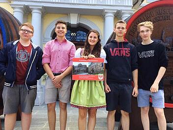 Michael Köhler, Moriz Wolf, Anne Eggersdorfer, Julius Bodenschatz und Philipp Kögler waren beim P-Seminar Geschichte mit von der Partie - und präsentieren jetzt stolz einen immerwährenden historischen Kalender. Foto: Sonja Adam
