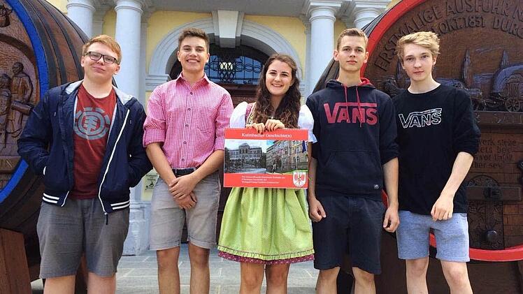 Michael Köhler, Moriz Wolf, Anne Eggersdorfer, Julius Bodenschatz und Philipp Kögler waren beim P-Seminar Geschichte mit von der Partie - und präsentieren jetzt stolz einen immerwährenden historischen Kalender. Foto: Sonja Adam
