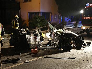 Der Ford Fiesta war nach dem Crash nur noch ein Wrack. Foto: News5/Fricke