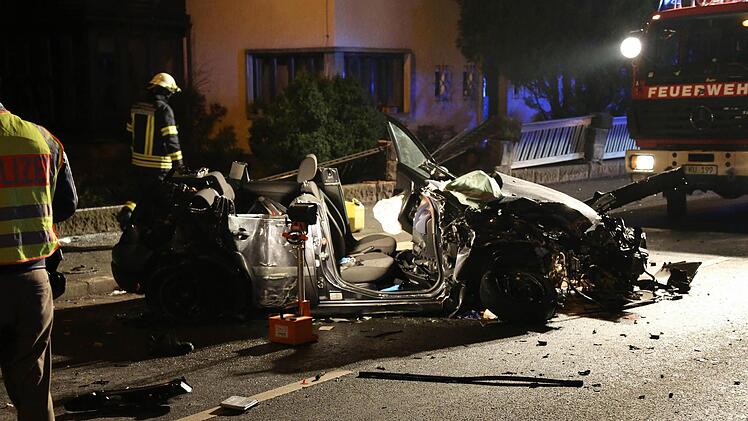Der Ford Fiesta war nach dem Crash nur noch ein Wrack. Foto: News5/Fricke