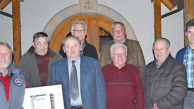 &Uuml;ber den Kulturpreis der Gemeinde freuen sich die beiden Vorsitzenden Friedrich Riedel und Karl-Heinrich S&uuml;nkel (von links mit Urkunde) sowie die am Bau Beteiligten und in der Vorstandschaft T&auml;tigen Herbert Schlaf, Adolf Lang, Rainer Schnapp, (hinten von links) Karl R&uuml;hr und Manfred Schr&ouml;ter. Mit im Bild B&uuml;rgermeister Christian Mrosek.  Foto: Thomas Micheel
