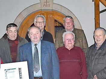 Über den Kulturpreis der Gemeinde freuen sich die beiden Vorsitzenden Friedrich Riedel und Karl-Heinrich Sünkel (von links mit Urkunde) sowie die am Bau Beteiligten und in der Vorstandschaft Tätigen Herbert Schlaf, Adolf Lang, Rainer Schnapp, (hinten von links) Karl Rühr und Manfred Schröter. Mit im Bild Bürgermeister Christian Mrosek.  Foto: Thomas Micheel