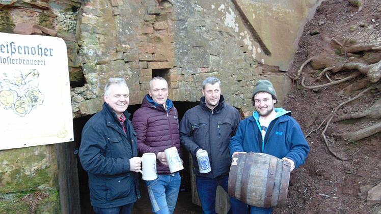 Zweiter Bürgermeister Raimund Schwarz, Urban Winkler, Hermann Läufer (Zweiter Vorsitzender des Sportvereins) und Paul Freund (Brauerlehrling und Neffe des Klosterbrauchefs) vor dem Bierkeller Foto: Petra Malbrich