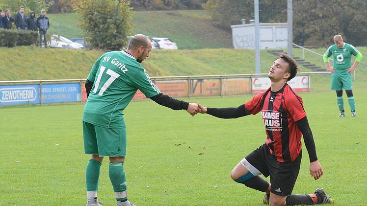 Kniet Br&uuml;ckenaus Florian Jakobsche (rechts) hier nieder, um Konstantin Papadopoulos zum 1:0-Sieg seines SV Garitz zu gratulieren? Foto: ssp
