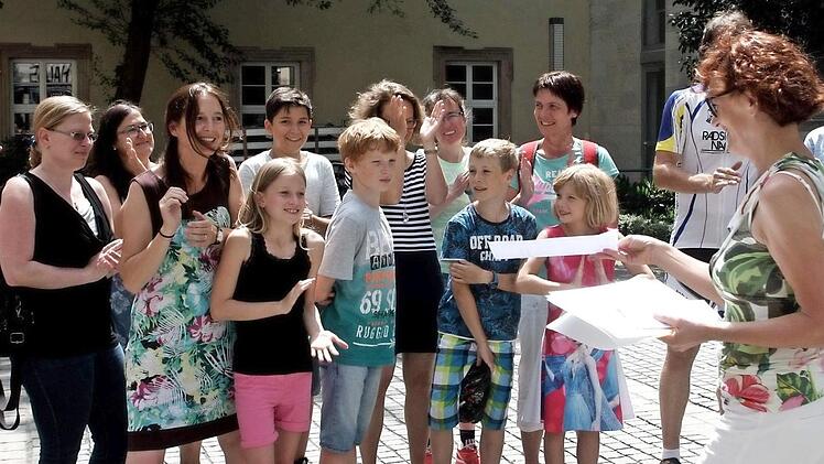 Die Realschule nimmt Preis und Urkunde entgegen.  Foto: Sänger