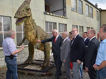 Geschäftsführer Reinhardt Hofmann lässt die Gäste aus der Welt der Politik in die faszinierende Welt der Figuren und Tiermodelle eintauchen. Foto: Gabi Bertram