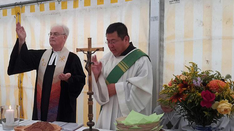 Einen ökumenischen Gottesdienst feierten Pfarrer i.R. Reinhard Wolf (links) und Diakon Kim Sell mit den Besuchern des Backofenfestes im Georgi-Kurpark. Dabei wurde auch das Brot gesegnet und anschließend zur Verteilung symbolisch gebrochen. Foto: Rolf Pralle