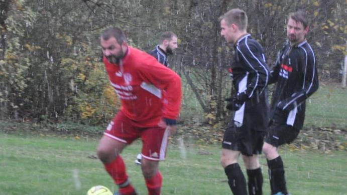 Während der Regen in Schnee überging spielte TKV-Routinier Göktug Ökcün, der angeschlagen trotzdem auflief, seine ganze  Erfahrung gegen Jan Götz und Fabian Ritthaler (rechts) aus.
