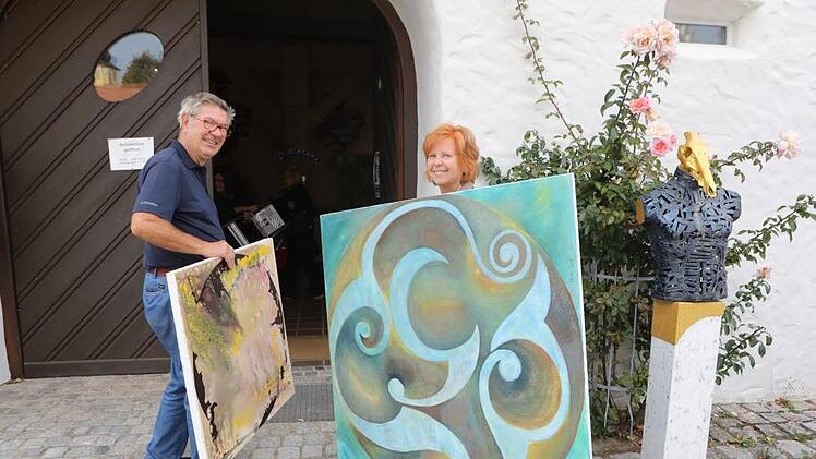 Susanne Söder und Gerd Krämer schaffen Kunst ins Trunstadter Schloss. Foto: Barbara Herbst