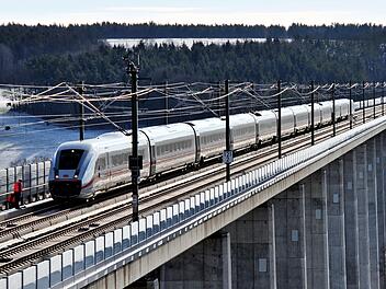 Das hätte nicht passieren sollen: ICE 602 legte am Samstag einen unfreiwilligen Stopp auf der Grümpentalbrücke ein. Foto: Karl-Wolfgang Fleißig