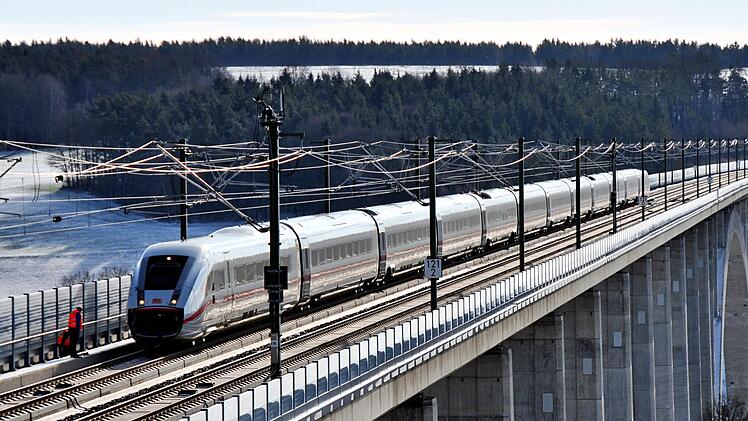 Das hätte nicht passieren sollen: ICE 602 legte am Samstag einen unfreiwilligen Stopp auf der Grümpentalbrücke ein. Foto: Karl-Wolfgang Fleißig