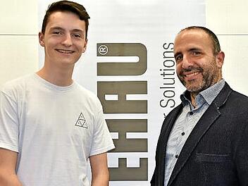 Hannes N&auml;ther erreichte das Deutschlandfinale in Vilsbiburg, wurde dort Dritter. Sein betreuender Lehrer Wolfgang Lormes freut sich mit ihm &uuml;ber seinen Erfolg. Foto: Uschi Prawitz