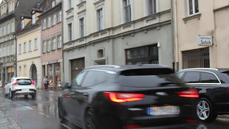 In der Unteren Königstraße in Bamberg sind hohe Stickstoffdioxidwerte  gemessen worden.  Grund zur Panik gibt es nicht, ein Chefarzt am Klinikum sieht dennoch Handlungsbedarf. Foto: Stefan Fößel
