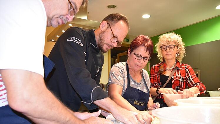 Drücken und Ziehen - Andreas Fickenscher zeigt Mario Kellner, Antje Moschke und Braumeisterin Luitgard Friedel-Winkelmann, wie es geht. Foto: Uschi Prawitz