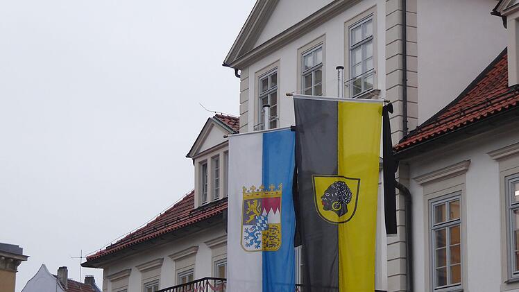 Trauerbeflaggun der Stadt Coburg vor dem B&uuml;rgla&szlig;-Schl&ouml;sschen zum Gedenken an den 27. Januar.Foto: Jochen Berger