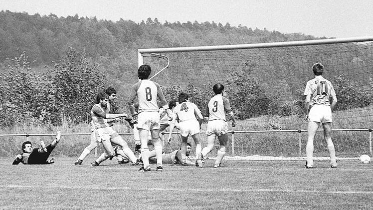 Das 1:0 für den TSV Münnerstadt: D. Wagner (Nr. 10) hat geflankt und Mayer (verdeckt) eingeschossen. A. Schnapka (Nr. 8 vom SC Oberbach), Harbeith (Nr. 4) und der Oberbacher B. Kirchner (Nr. 3) verfolgen den Torschuss.
