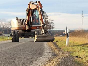Dieser Tage wurden nur die schadhaften Bankette an der Straße vom Medbacher Kreisel nach Etzelskirchen notdürftig ausgebessert. Die komplette Sanierung dieser Straße steht mit auf dem Forderungskatalog der Höchstadter Jungen Liste für den Haushalt 2014.  Foto: Andreas Dorsch
