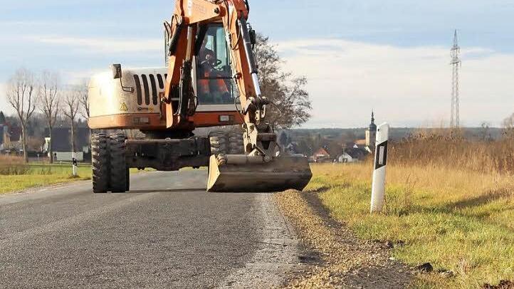 Dieser Tage wurden nur die schadhaften Bankette an der Straße vom Medbacher Kreisel nach Etzelskirchen notdürftig ausgebessert. Die komplette Sanierung dieser Straße steht mit auf dem Forderungskatalog der Höchstadter Jungen Liste für den Haushalt 2014.  Foto: Andreas Dorsch