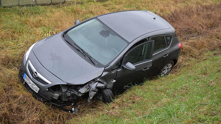 Gleich drei Autos waren Dienstagmorgen an einem Unfall beteiligt, der zwischen Dankenfeld und Priesendorf passierte. Alle Fotos: Ronald Rinklef