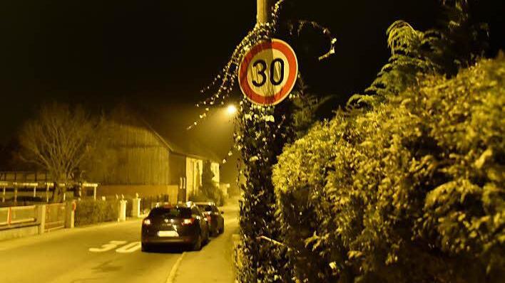 In der 30-er Zone der Haarbrücker Straße werde zu schnell gefahren, beklagten Bürger bei der Versammlung im Sportheim des FC Haarbrücken.  Foto: Gabi Arnold