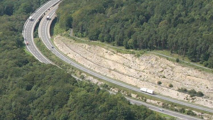 Die südliche Hangbrücke bei Würgau wird bis September 2016 abgerissen und neu aufgebaut. Foto: Timo Stöhr