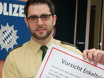 Aufruf zur Wachsamkeit: Daniel Seeburg, seit Mitte Januar stellvertretender Leiter der Dienststelle Bad Brückenau, präsentiert ein Plakat, das vor Betrugsmaschen warnt. Foto: Ulrike Müller