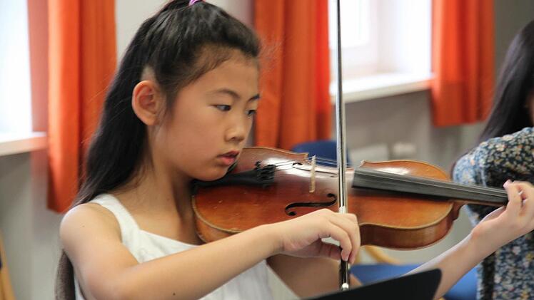 Hochkonzentriert und voller Begeisterung sind die Sch&uuml;ler aus Pekin bei der Sache. Foto: Kerstin V&auml;th