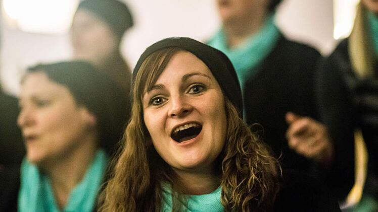 In der Heilig-Kreuz-Kirche begeisterte das "Vocalensemble Coburg" unter der Leitung von Stefanie Berg mit einem außgergewöhnlich vielseitigen Programm. Foto: Jochen Berger