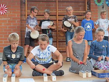 Einstimmung auf die Sommerferien mit der Klasse 3a und dem Lied "Ferienzeit".  Foto: Doris Bauer