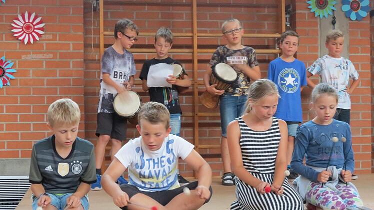 Einstimmung auf die Sommerferien mit der Klasse 3a und dem Lied "Ferienzeit".  Foto: Doris Bauer