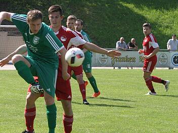 TV Ebern - FC Coburg II. Der Eberner Christian Ammon (vorn) lässt den Ball geschickt abtropfen. Foto: Dietz