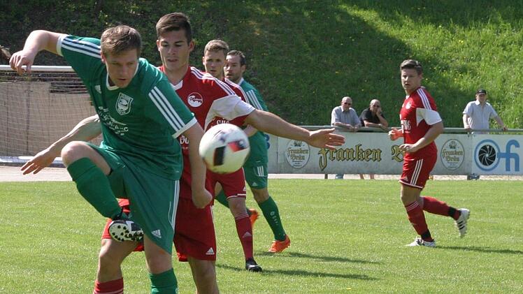 TV Ebern - FC Coburg II. Der Eberner Christian Ammon (vorn) lässt den Ball geschickt abtropfen. Foto: Dietz