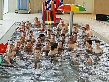 Nach dem Schwimmunterricht standen noch einige Minuten Spiel und Entspannung an, bei der die Wasserratten mit Andreas Mölter (am Pfosten vor dem Pilz) mit Begeisterung dabei waren. Foto: DLRG Ebern