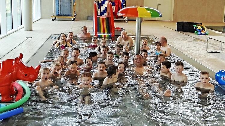Nach dem Schwimmunterricht standen noch einige Minuten Spiel und Entspannung an, bei der die Wasserratten mit Andreas Mölter (am Pfosten vor dem Pilz) mit Begeisterung dabei waren. Foto: DLRG Ebern